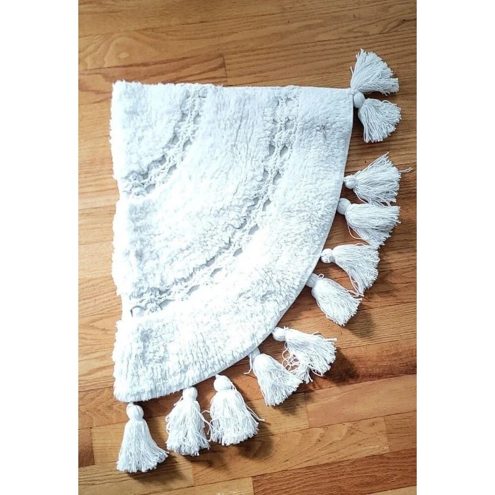 NWT Wild Sage Semicircle Crochet Bath Rug in White with Tassels
